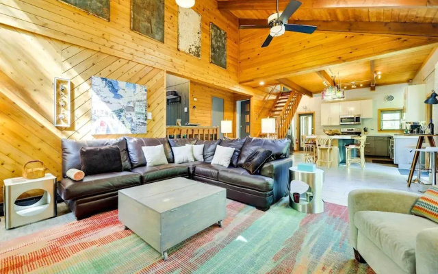 Gorgeous Bushkills Lodge w/ Pool Access!