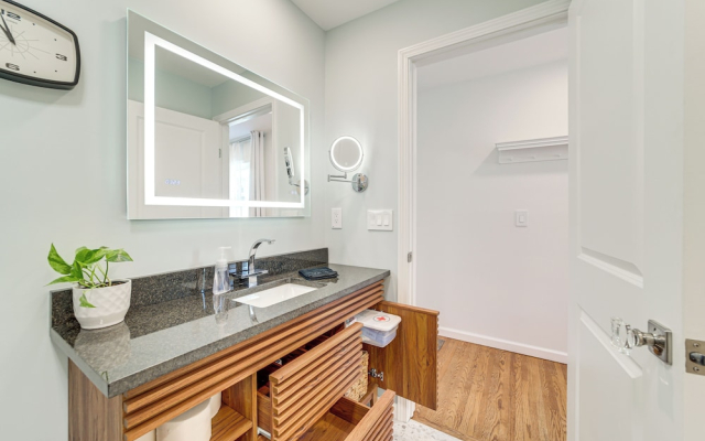 Walk to Gathering Place & Brookside: Tulsa Studio