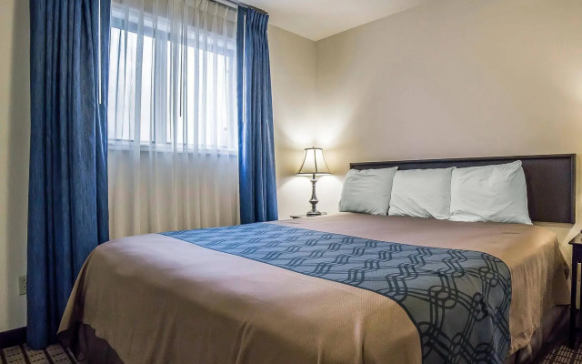 Econo Lodge Inn & Suites
