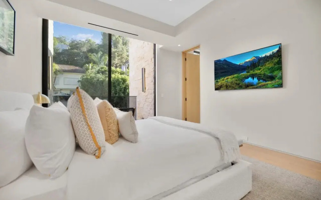 Hutton Villa - 5-bedroom Retreat in Iconic Beverly Hills Oasis
