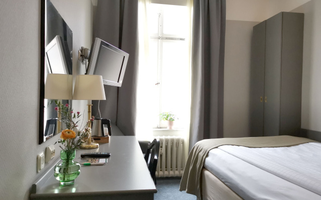 Crystal Plaza Hotel