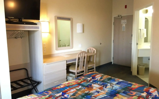 Motel 6-Portland, OR - North