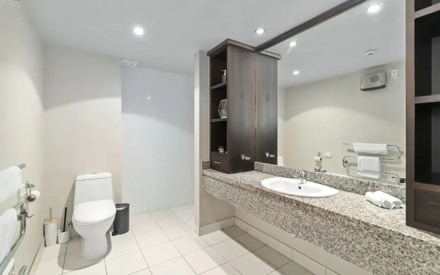 Lakeside Living - Modern 2-Bedroom Apartment
