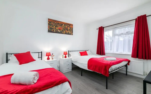 Refurbished 4-bed Family Home-near Central London
