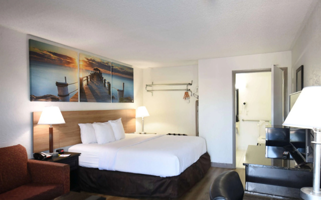 Days Inn by Wyndham Stuart
