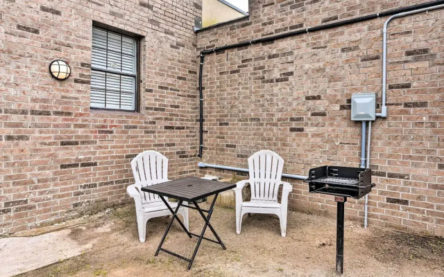 Cozy Galveston Apartment - Walk to Beach & Dining