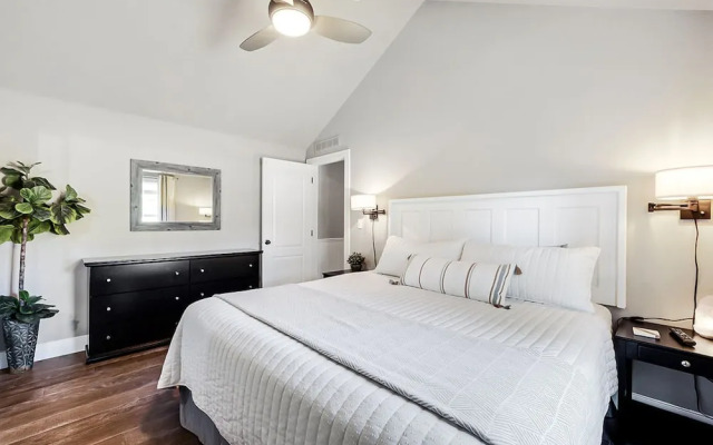Sweet Seaview Home: Near Beach & Trailhead!