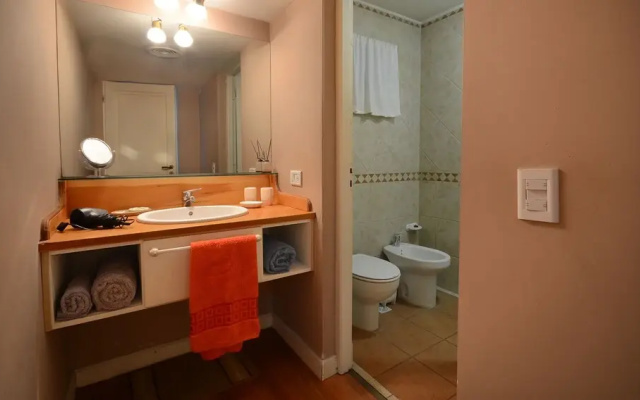 Great 3 Bedroom Home on the Lake Shore H50