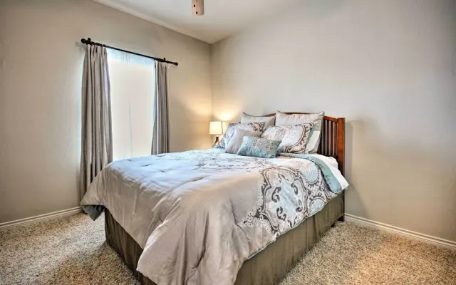 College Station Townhouse w/ Private Patio