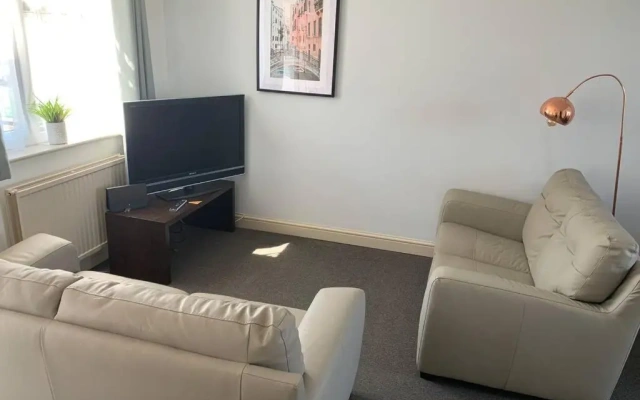 'The Rockingham' 4 double beds, Netflix TVs, WIFI, parking