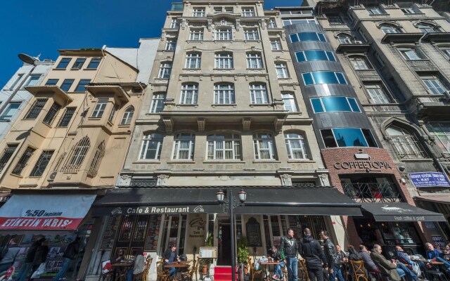 Alpek Hotel вид на фасад