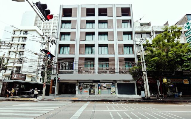 Three Sukhumvit Hotel вид на фасад