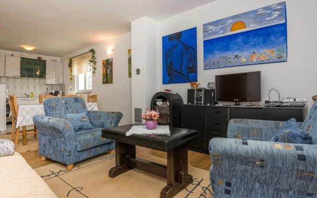Vibrant Apartment in Vir near Sea