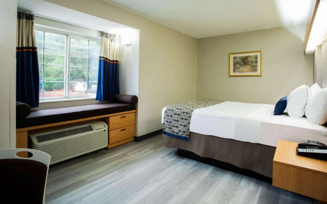 Microtel Inn & Suites by Wyndham Southern Pines / Pinehurst