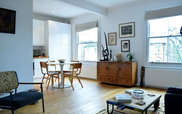 Contemporary 1 Bedroom Highbury Flat With Roof Terrace