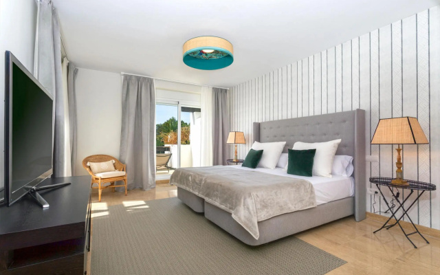 Exclusive 2BD apartment with private terrace in Marbella. Incosol