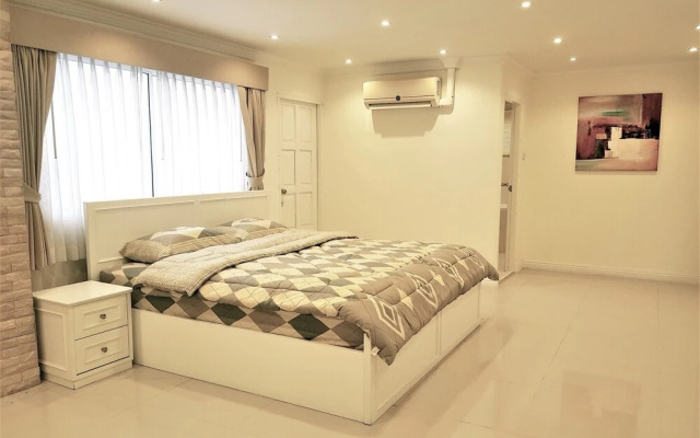Large, Stylish 2 bed Apartment With Pool Table in Pattaya