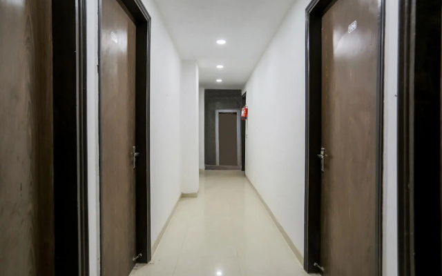 OYO 74279 Hotel Royal King Deluxe
