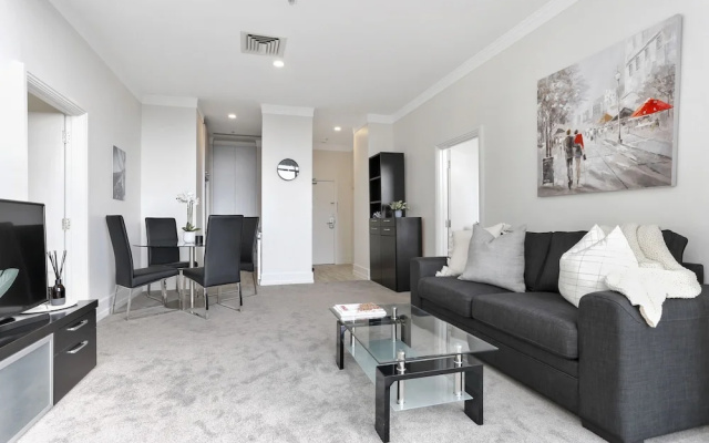 Renovated Apt with huge deck & car park