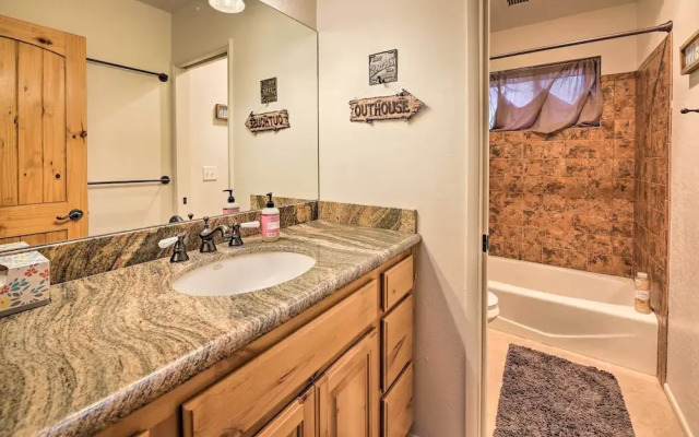 Wooded Yard, Gas Grill: Lush Pinetop Retreat