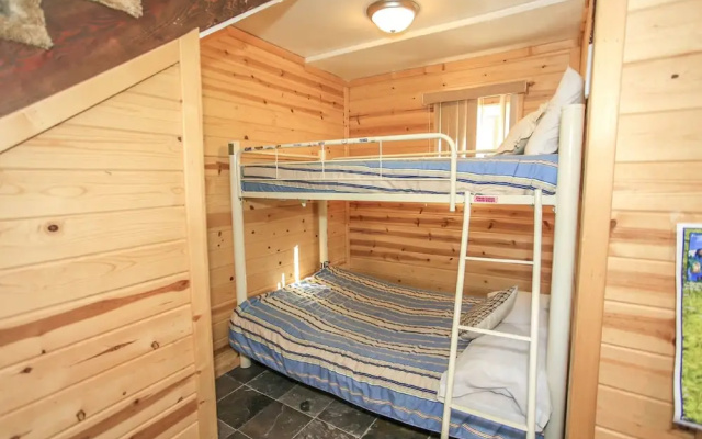 Lakeside Cabin 10
