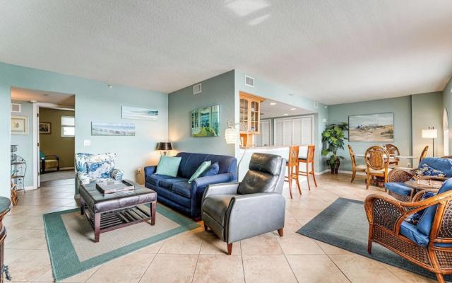 2 Blocks to Clearwater Beach: Walkable Coastal Gem