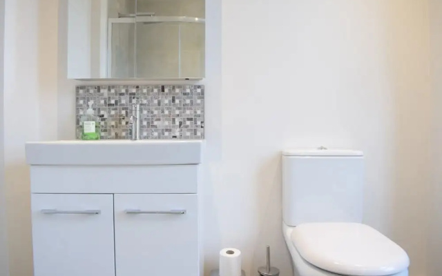 3 Bedroom Garden House in Earlsfield