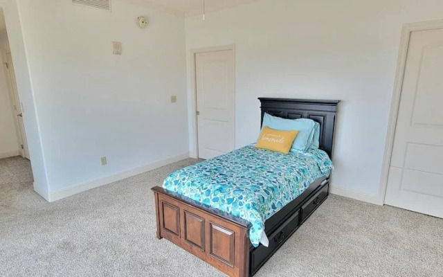 Laguna Bay 3 Bedroom Condo by Redawning