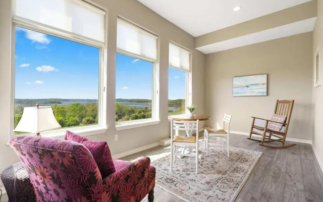 It's a Good Life - Stunning Lake Views!