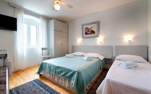 Mira Sea Front Guesthouse