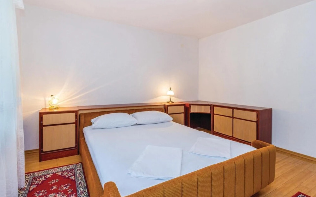 Stunning Home in Knezica With Wifi and 2 Bedrooms