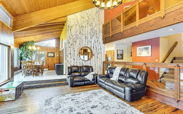 Hike, Ski & Soak! Spacious Anchorage Getaway