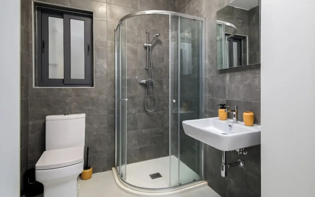 Cosy & Modern 1 BR APT - 2 mins from sea