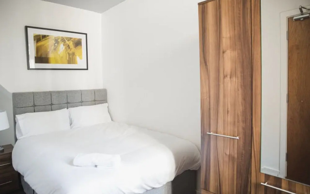 Room in Guest Room - Cheerful Big Room in City