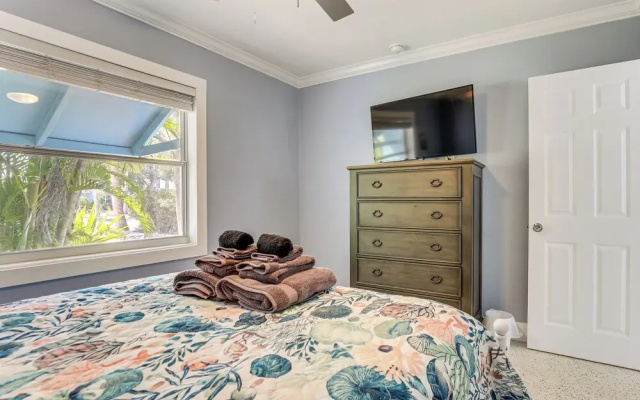 Walk to Beaches & Gulf: Indian Rocks Beach Duplex!