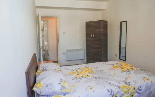 1 Bed Flat in Pedestrianized High Street