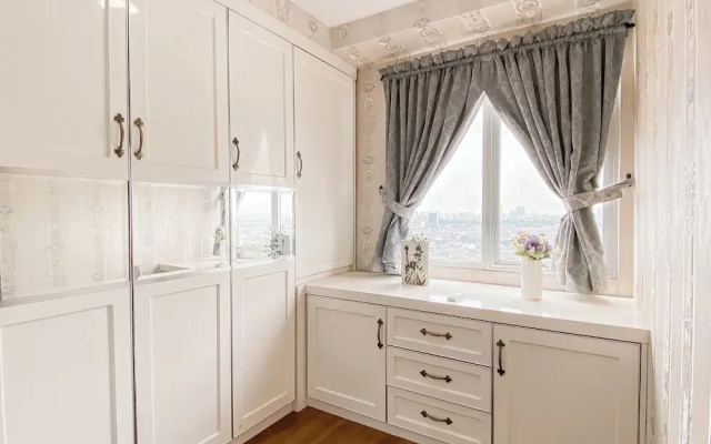 White Accent 1Br Near Mall At Bassura City Apartment