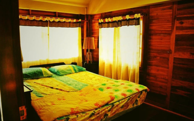 Kaengkrachan Riverside Resort And Camping