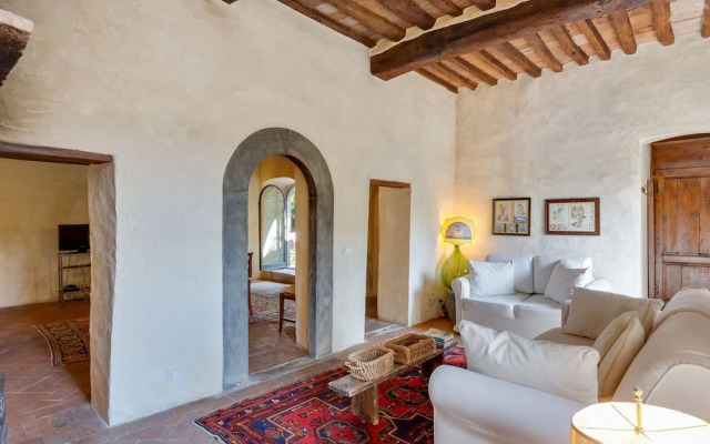 Deluxe Apartment in Montefiridolfi with Swimming Pool
