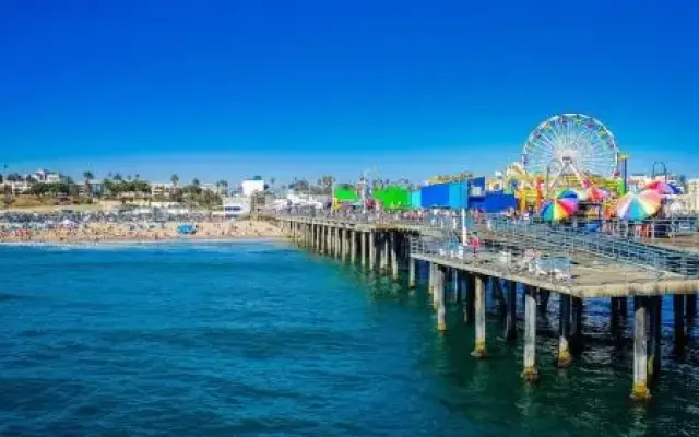 SANTA MONICA LUXURY APARTMENT WALK to BEACH!