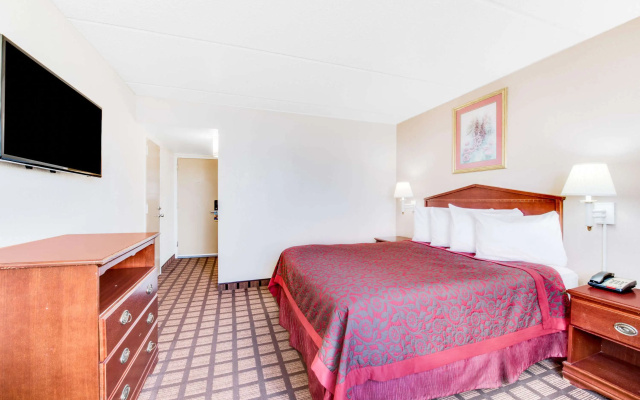 Days Inn & Suites by Wyndham Laredo