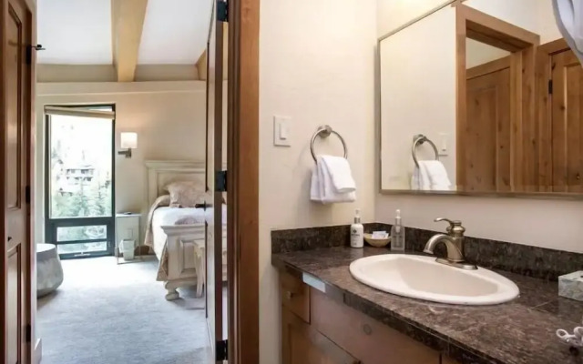 3 Bedroom Antlers Vacation Rental With Incredible Slopeside Views and Just a Short Walk to Gondola and Lionshead Village