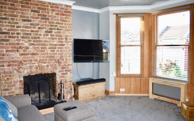 Отель Spacious Maisonette Near Preston Park Брайтон комната для гостей