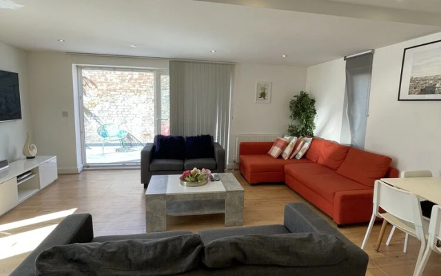 Impeccable 3-bed Apartment in London