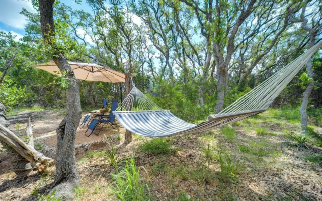 Snuggle Inn' Wimberley Cabin w/Fire Pit+Deck