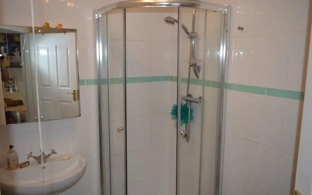 Top Floor Central 2 Bedroom Apartment