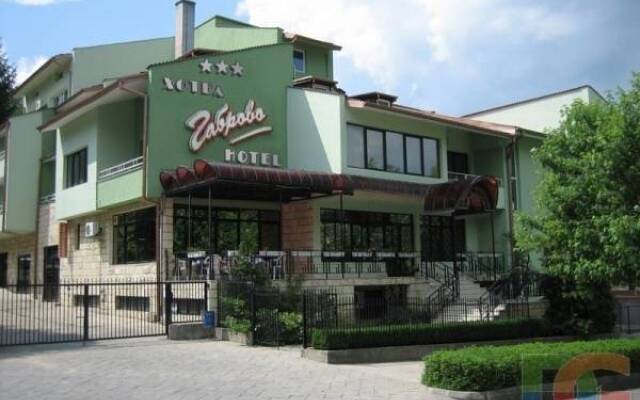Отель Family Hotel Gabrovo Болгария, Боженци - отзывы, цены и фото номеров - забронировать отель Family Hotel Gabrovo онлайн вид на фасад