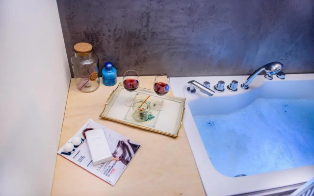 Perfectly located jacuzzi Apt