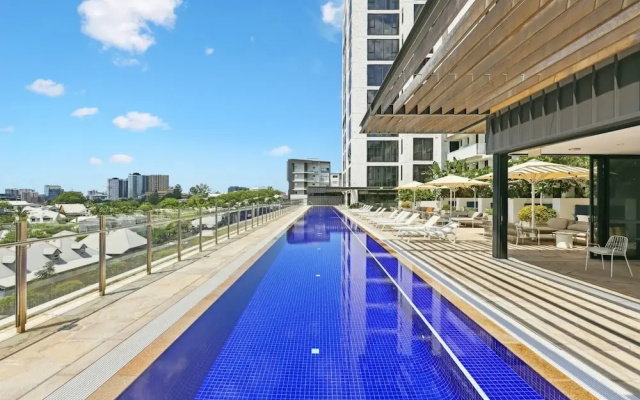 Stunning 1-bed by Victoria Park With Pool & Gym