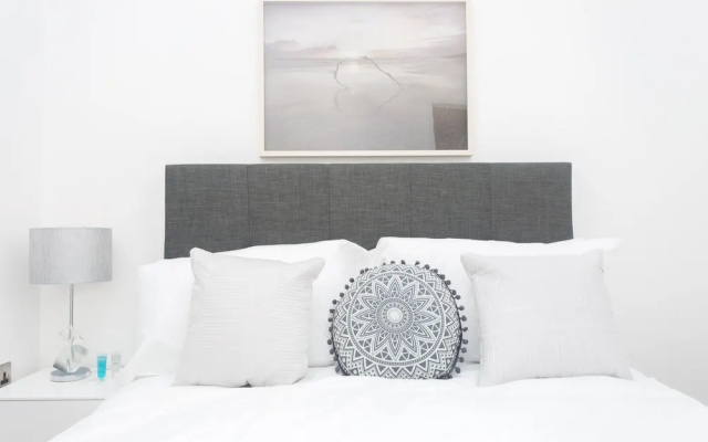 Chic & Newly Refurbished Townhouse in Bath